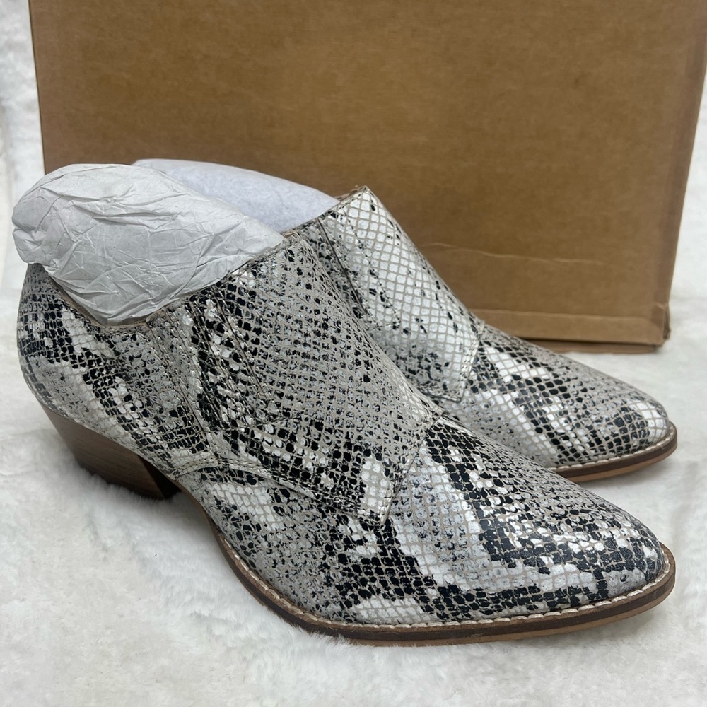 Journee Collection Womens Jasmine B/W Leather Heels Ankle Boots Shoes NWT